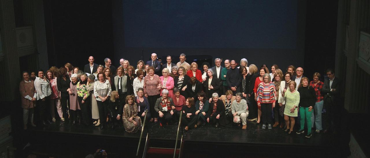 Foto de familia de los trabajadores del área sanitaria jubilados en 2023, en el homenaje en el Principal