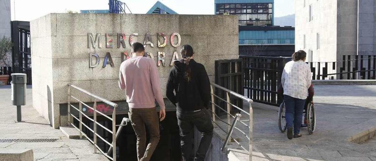 Acceso al mercado de A Pedra, en el Casco Vello. // Alba Villar