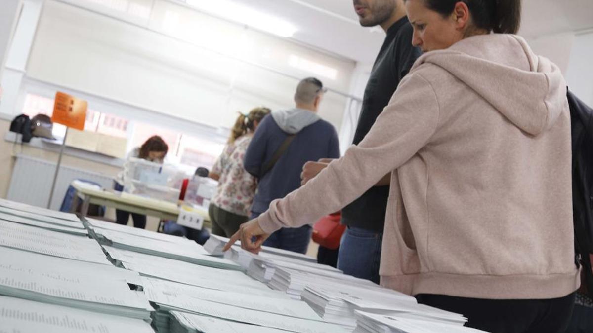 Dos alzireños eligen sus papeletas durante las elecciones municipales de Alzira (2019).