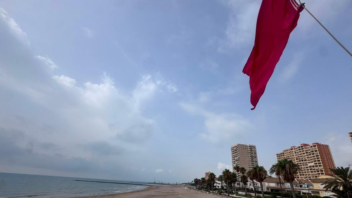 Bandera roja en la platja del Puig