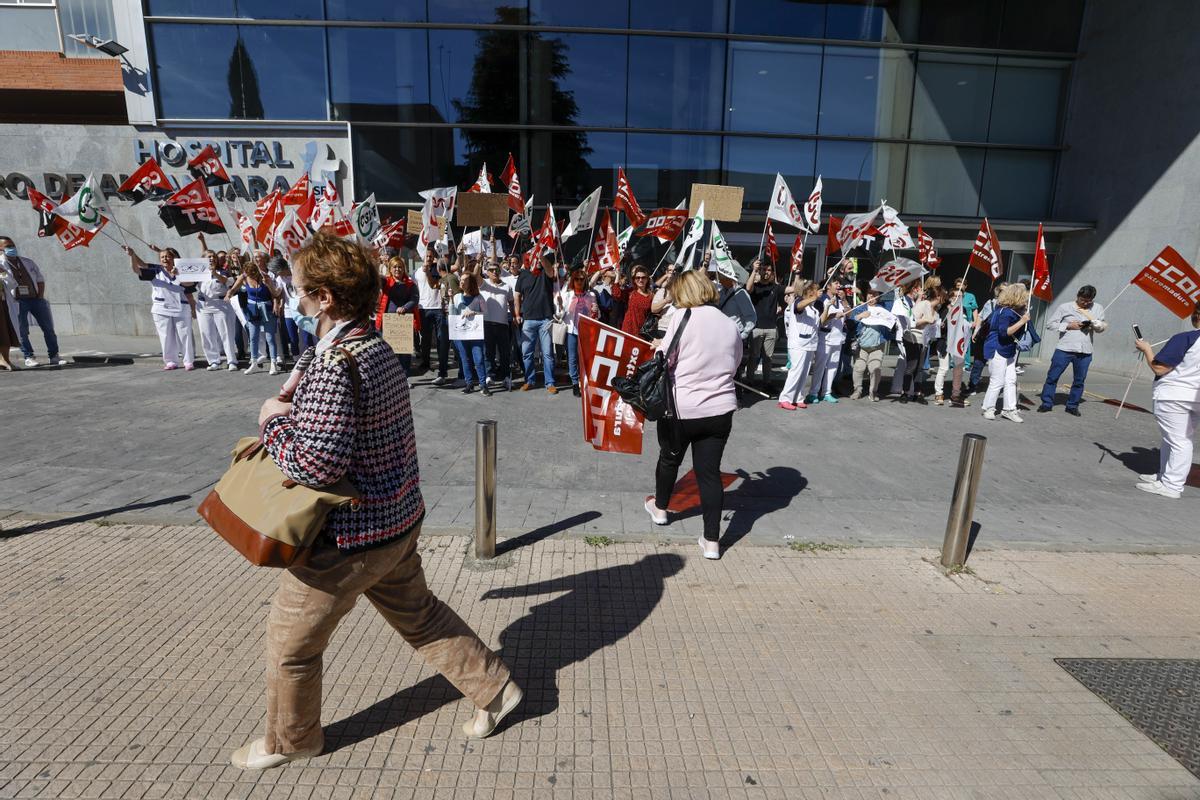 Protesta del personal de limpieza del hospital San Pedro de Alcántara, el pasado mes de abril.