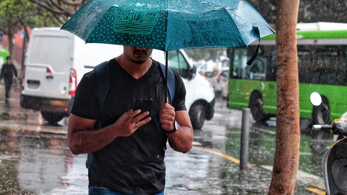 La borrasca 'Óscar' deja lluvias en Santa Cruz de Tenerife.