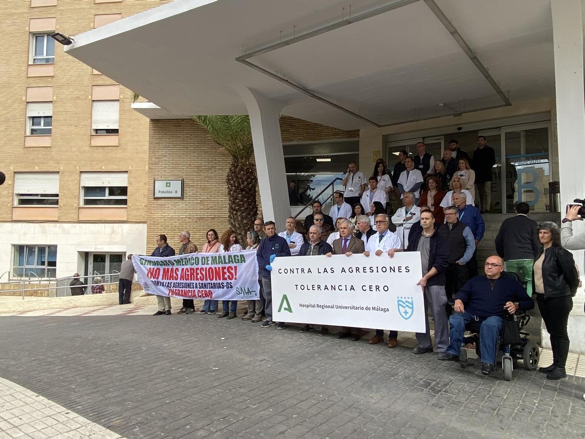 Concentración contra la última agresión a dos facultativas en Málaga.