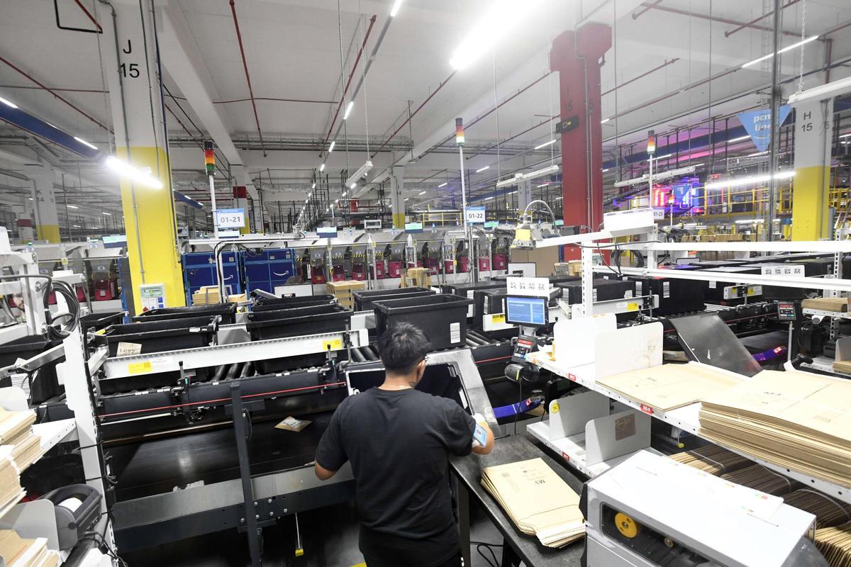 Así es por dentro el centro logístico de Amazon en Murcia