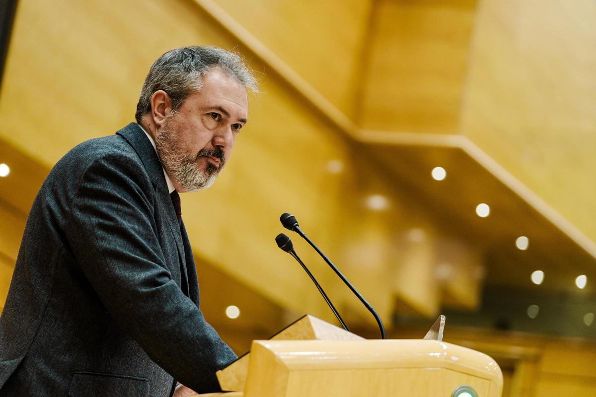 Archivo - El senador del PSOE Juan Espadas interviene durante una sesión plenaria extraordinaria, en el Senado, a 28 de enero de 2025, en Madrid (España).