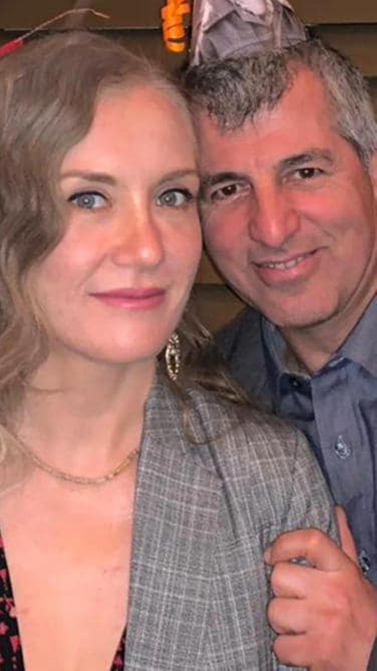 Yana Rose, en una imagen distribuida por la familia, junto a su verdugo, Michael Martin Hoseyni.