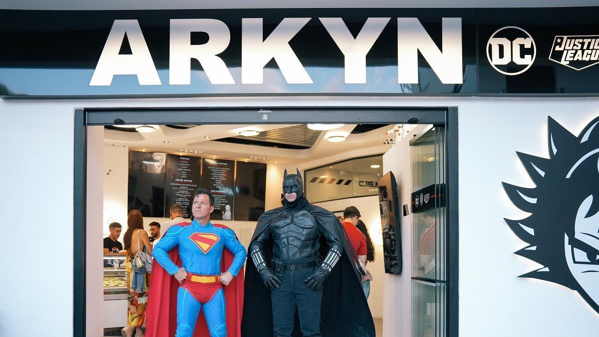 La heladería Arkyn, con helados inspirados en Batman o Superman, ha abierto sus puertas en la barriada malagueña de Las Deilicias.