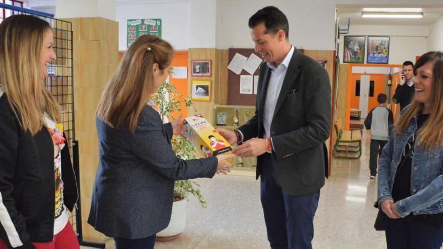 El alcalde Rubén Alfaro entregando el dispositivo en el colegio