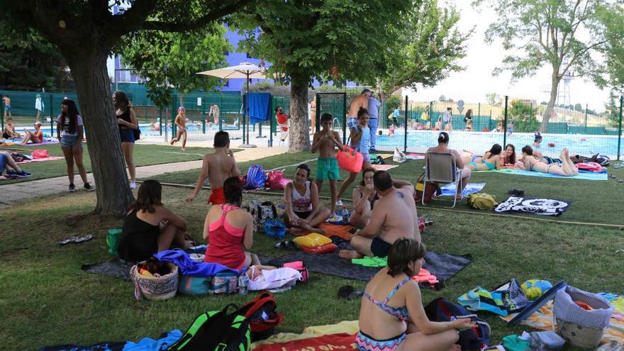 Las nuevas instalaciones de la piscina del Tránsito calan bien entre los primeros bañistas