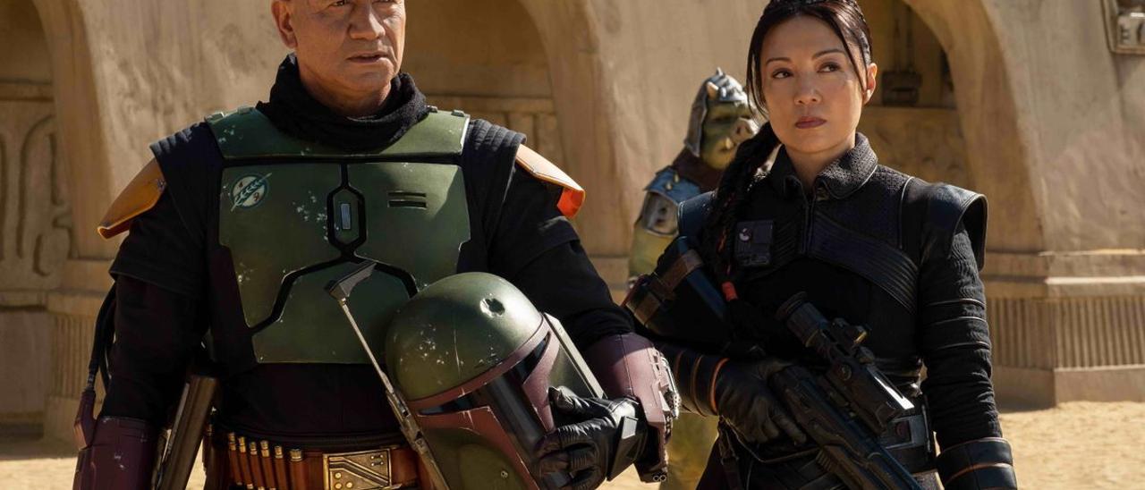 Temuera Morrison (Boba Fett) y Ming-Na Wen (Fennec Shand) en ’El Libro de Boba Fett’.