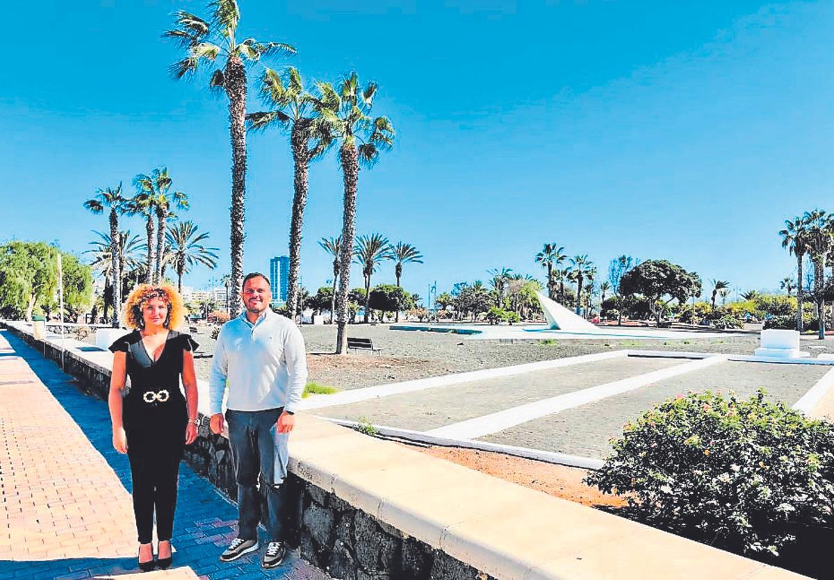 Eli Merino y Yonathan de León, junto al Parque Temático