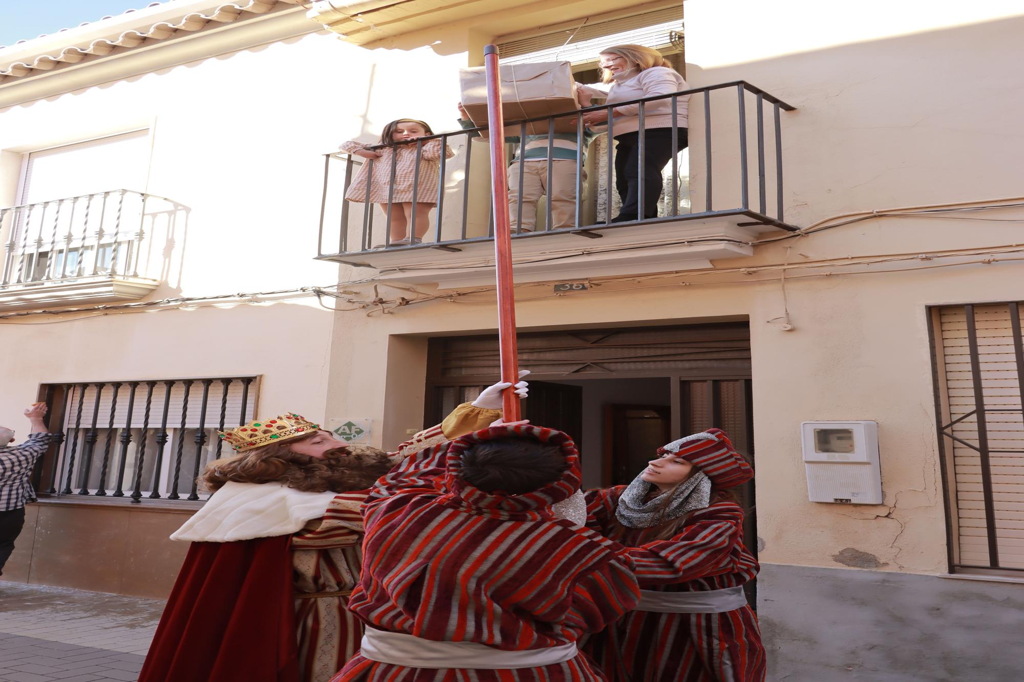 Los Reyes Mayos premian a los vecinos de Vila-real con cientos de regalos en este 2023