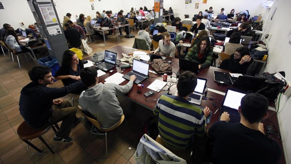 Alumnos de la Escuela Técnica Superior de Arquitectura de Barcelona en una sala de estudio de la facultad.