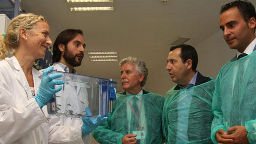 Ruiz Espejo y Daniel Pérez observan uno de los módulos de reproducción