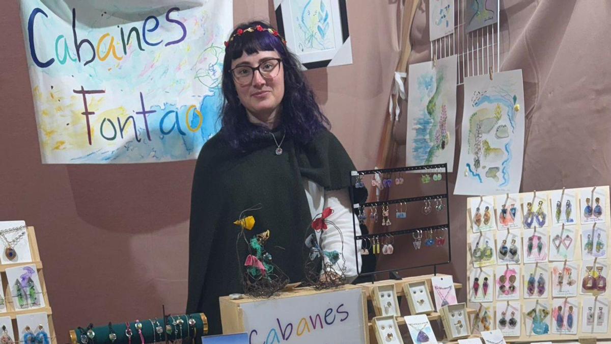 Ana Cabanes Fontao, con sus joyas creadas con plástico recogido en las playas de la costa lucense. | CEDIDA