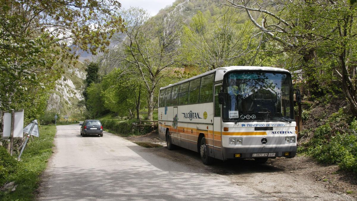 Carretera a su paso por La Foz (Caso)