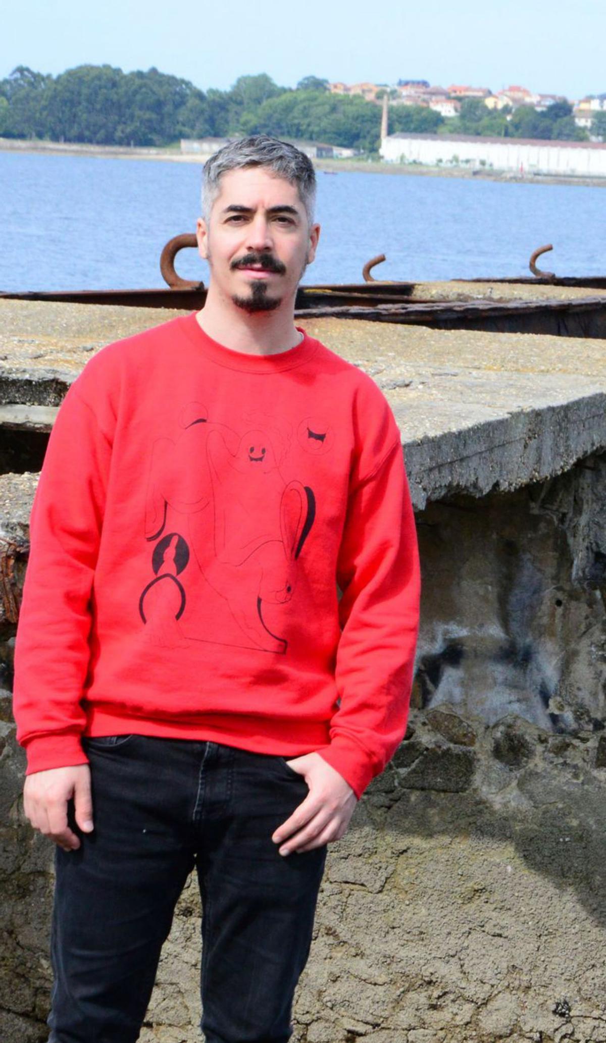 María Xosé Mariño “Che”, na súa casa de Cangas coa súa perra “Berta”.   | // G.N.