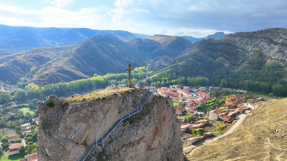 Vista aérea del entorno geológico de Aliaga, con el castillo y la conocida Olla de Aliaga modelada por el río Guadalope.