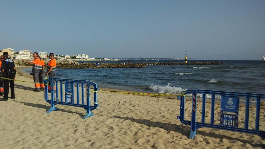 La playa de Ciutat Jardí se ha tenido que cerrar en varias ocasiones por vertidos.