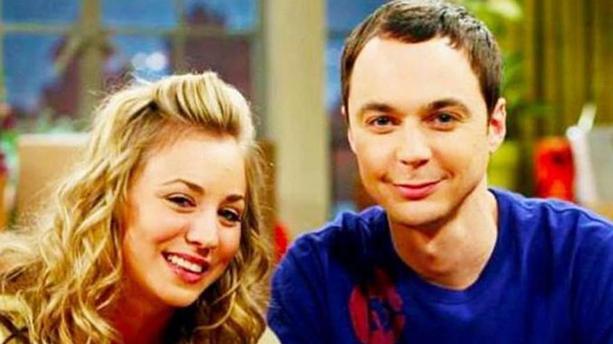 Jim Parsons, junto a su compañera Kaley Cuoco.