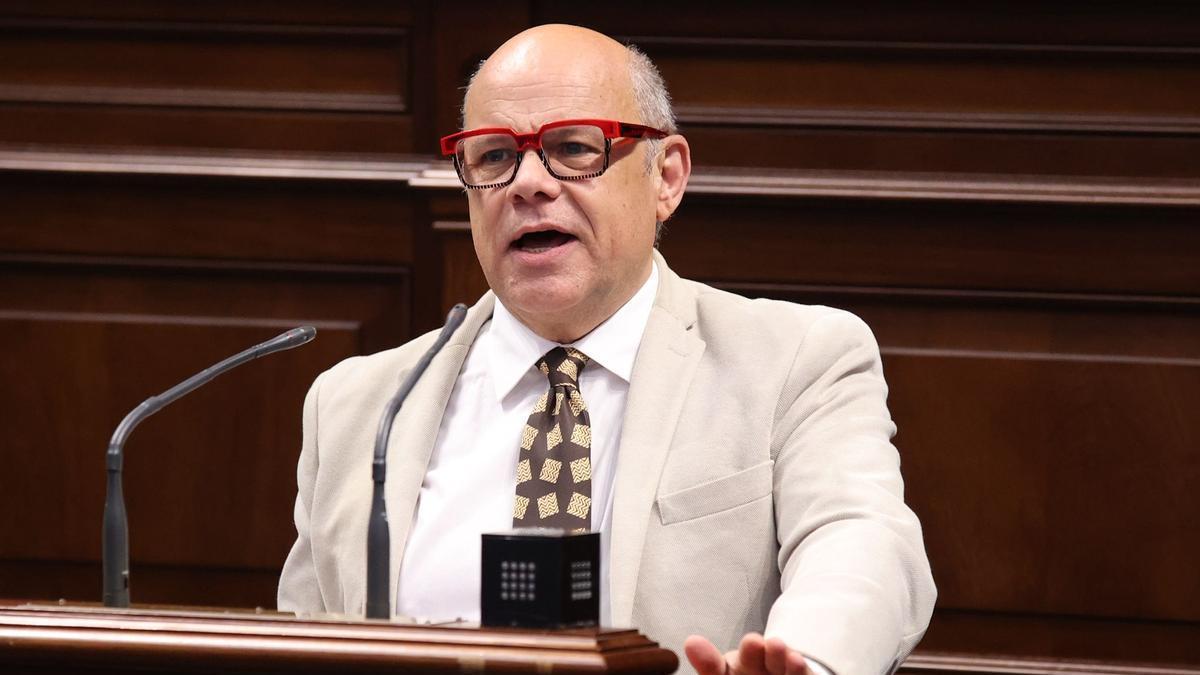 José Miguel Barragán, portavoz de CC, interviene en el Parlamento.