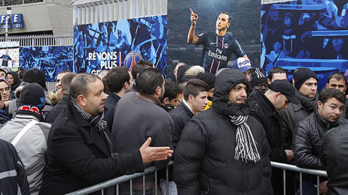 Centenares de aficionados hacen cola para comprar una entrada para el PSG-Barça, en el Parque de los Príncipes