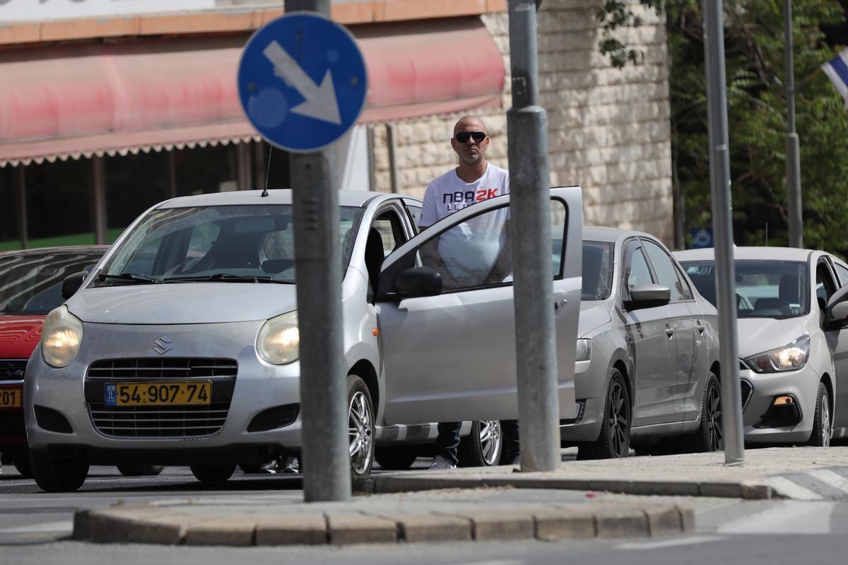 Durante la celebración del Día en recuerdo del Holocausto, un hombre sale del coche en una calle de Jerusalén y guarda silencio de pie durante los dos minutos en los que han sonado sirenas a modo de homenaje en todo el país.