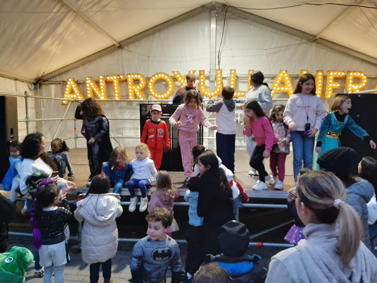 Niños en el Antroxu de este año en Lugo de Llanera.