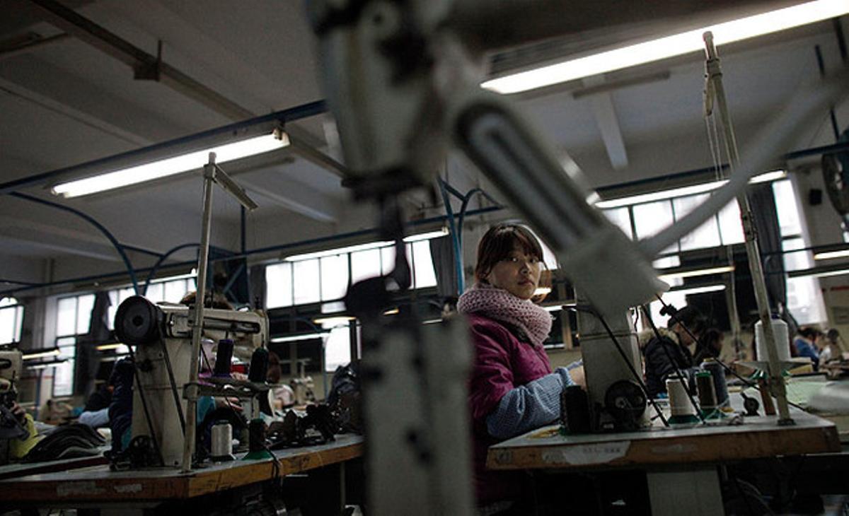 Una treballadora d’una fàbrica de sabates xinesa de la ciutat costanera de Shenzen, a la província de Guangdong. L’escassetat de treball a les fàbriques de la costa de la Xina no és una cosa nova. El gegant asiàtic ha tornat a incrementar el nombre d’exportacions, després d’un període de recés durant la crisi financera mundial. Els treballadors xinesos cada vegada són més exigents a l’hora de demanar millores laborals.