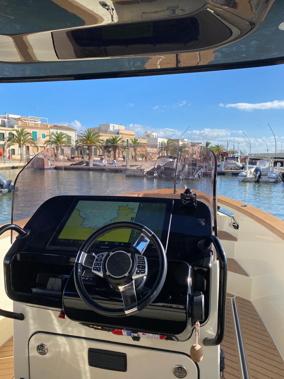 Für 10.000 Euro im Jahr kann man sich ab 2026 regelmäßig ans Steuer dieses E-Bootes stellen.