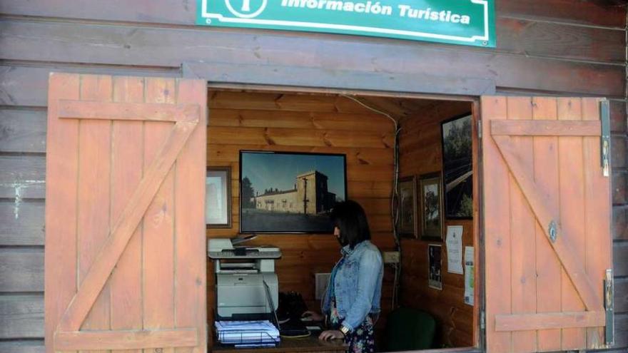 La oficina de información turística de A Estrada no abrió este verano. // Bernabé/Javier Lalín