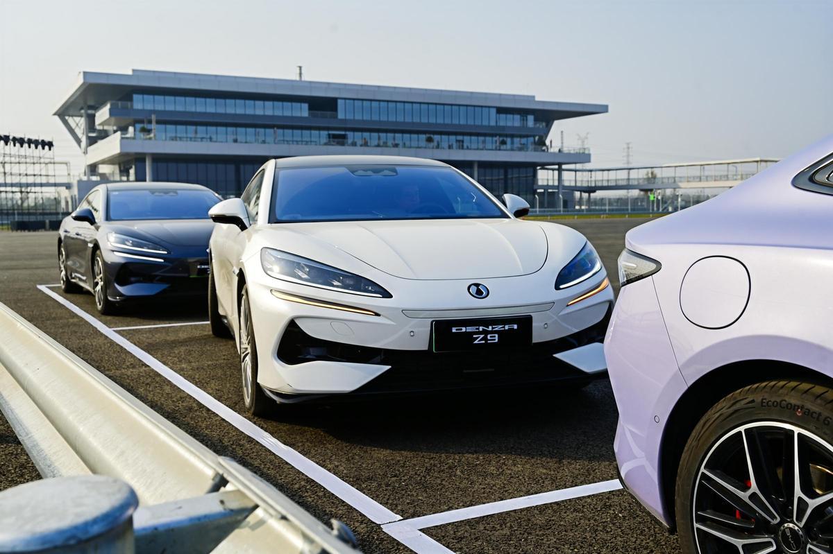 Zıplayabilen veya yüzebilen bir araba hayal edebiliyor musunuz? BYD bunu gerçeğe dönüştürdü