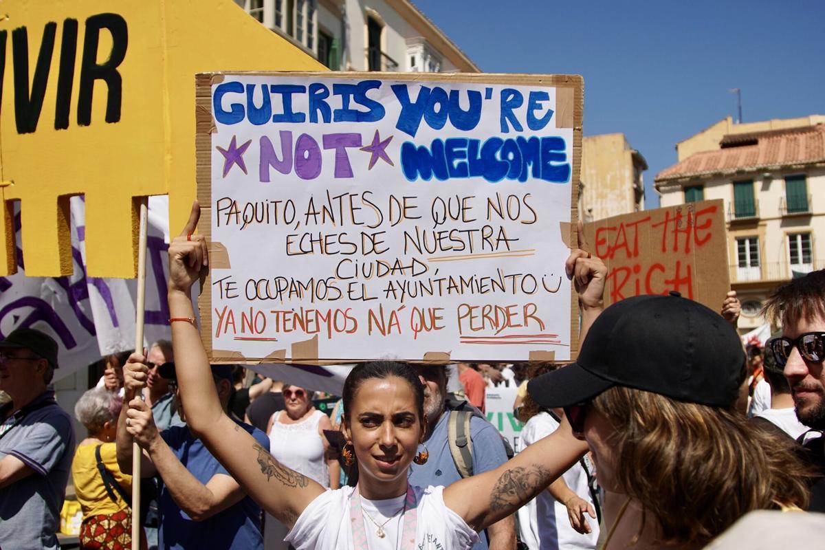 Miles de malagueños recorren las calles del centro de Málaga durante la manifestación del 27J por la vivienda