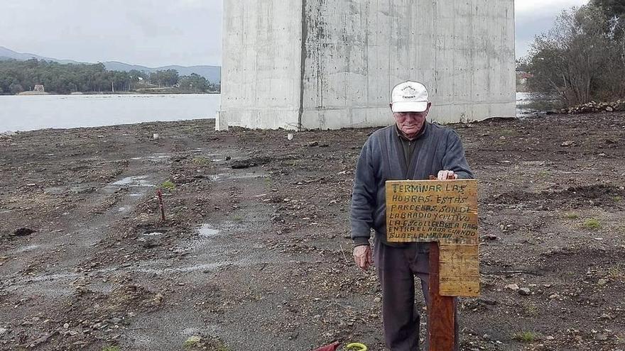 Una finca de cultivo cubierta por el río y los cascotes