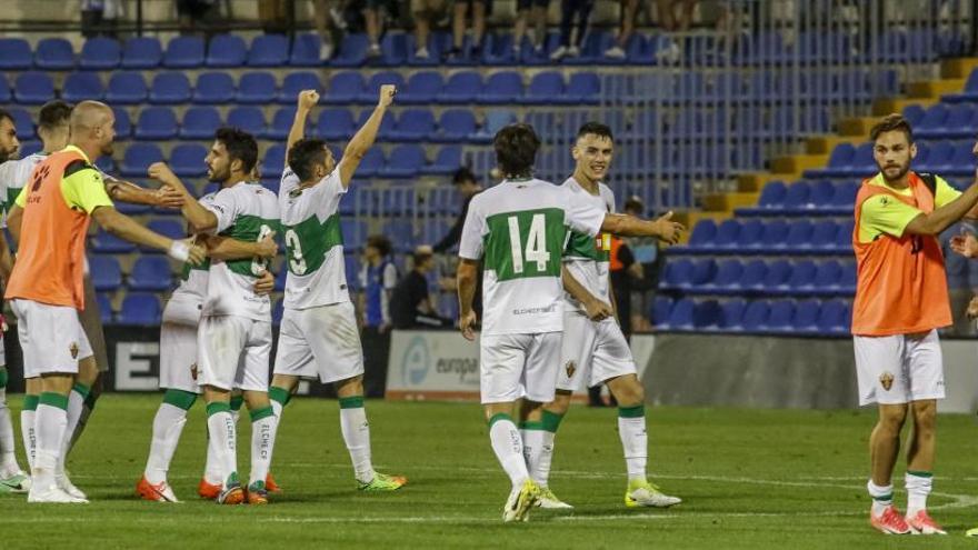 Los jugadores del Elche celebran el triunfo en el Rico Pérez