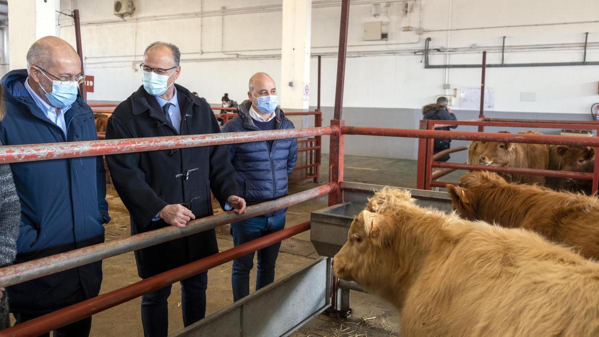 Igea y Fuentes, durante una vista ayer a una granja.