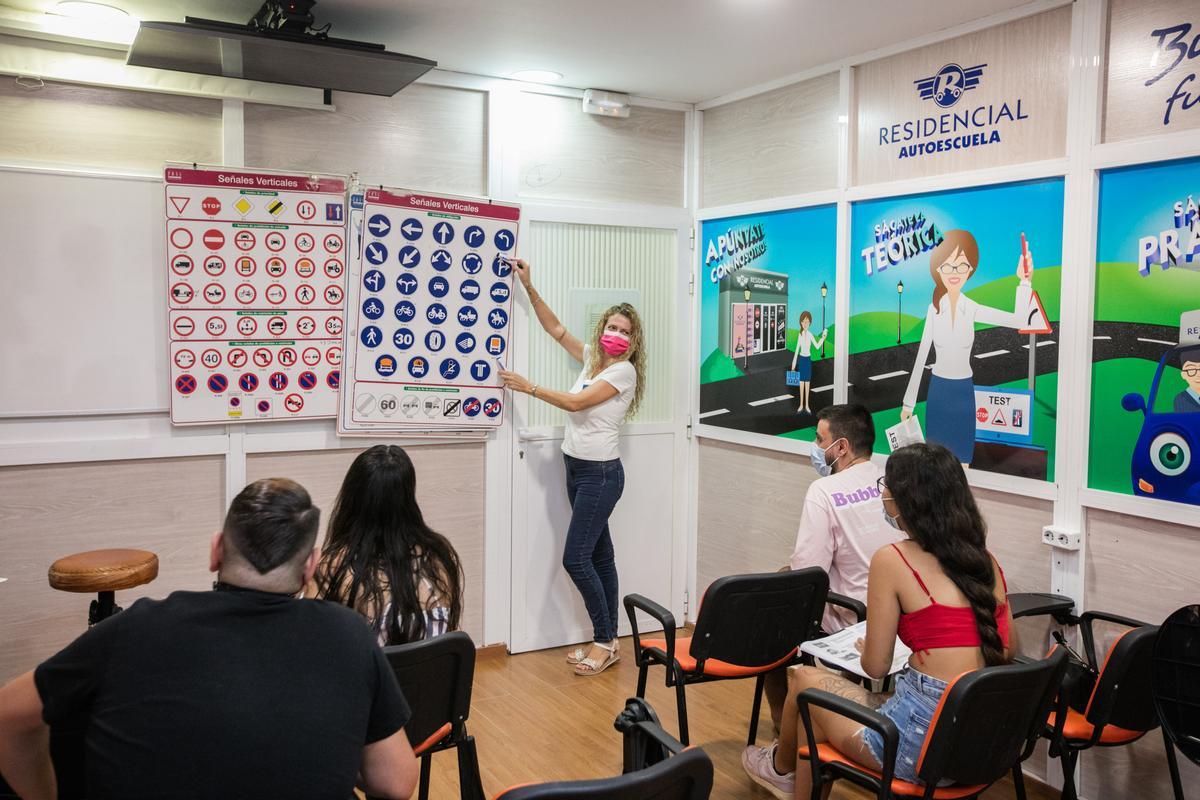 Las clases para sacarse el carné en Autoescuela Residencial son amenas y divertidas