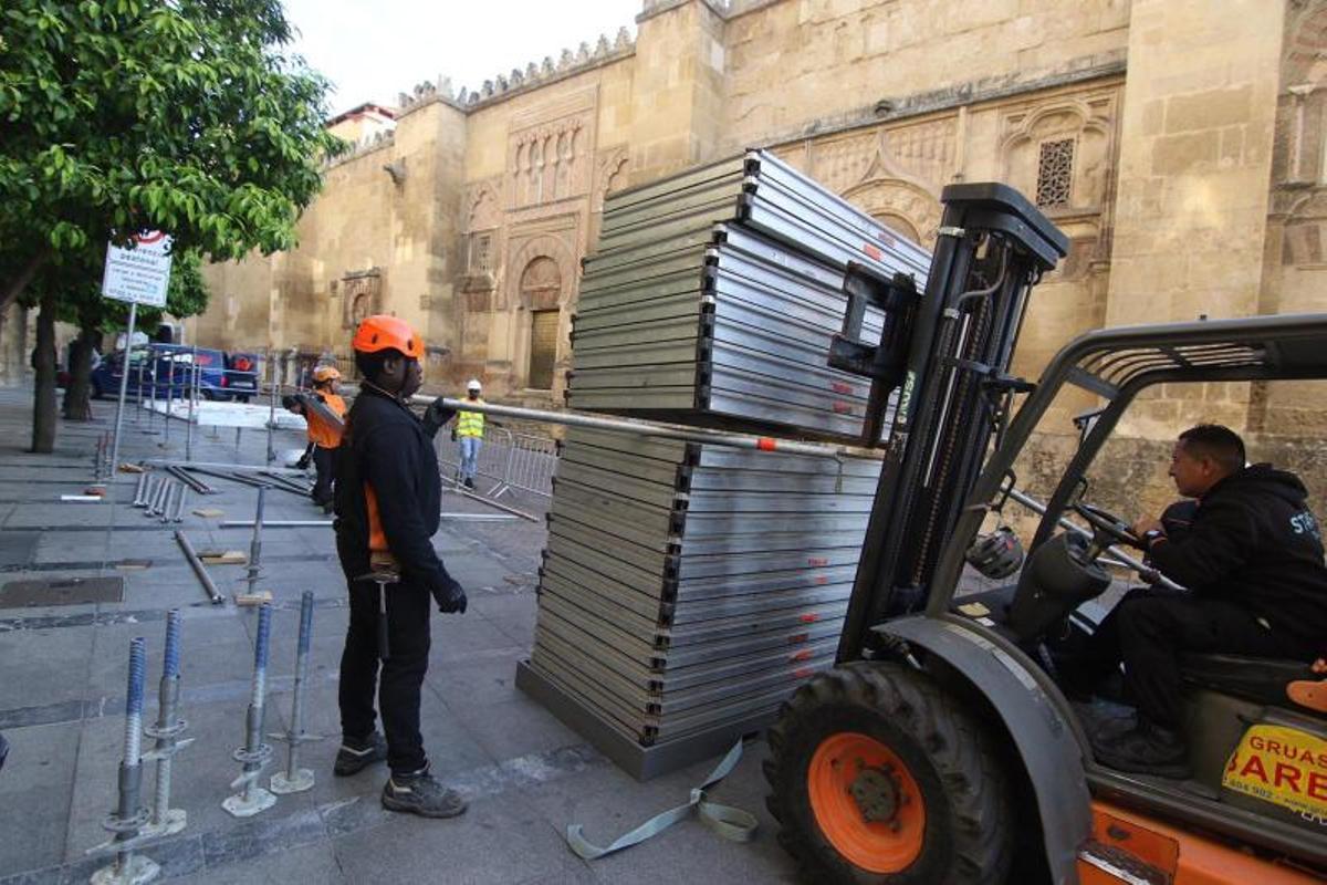 Comienza el montaje de los palcos de la carrera oficial de Semana Santa en Córdoba