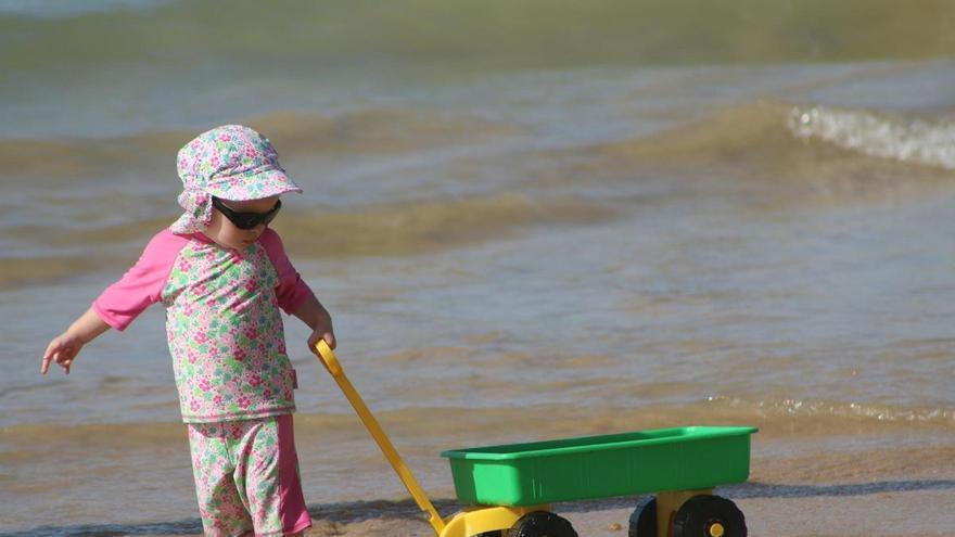 La playa más cómoda de Alicante para pasar el día en familia: con sombra natural, chiringuito e ideal para los niños