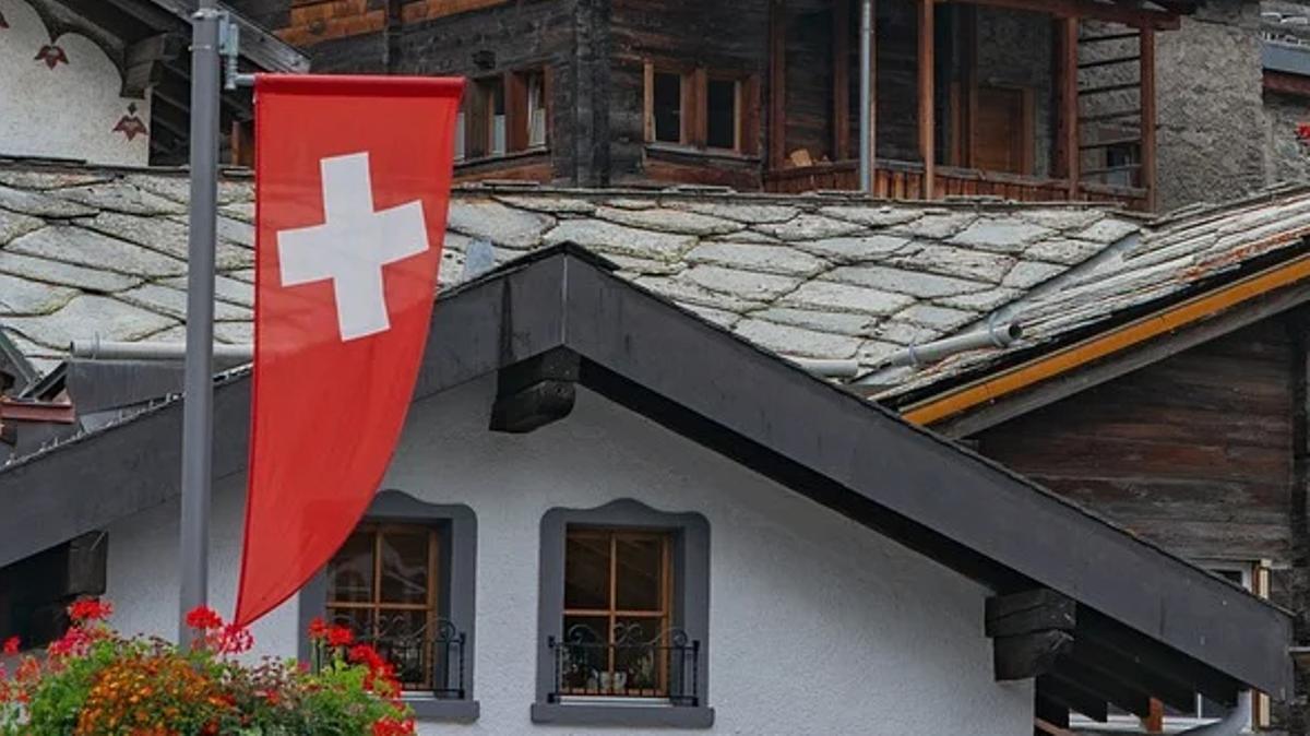 Bandera de Suiza en la calle de un pueblo