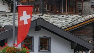 Bandera de Suiza en la calle de un pueblo