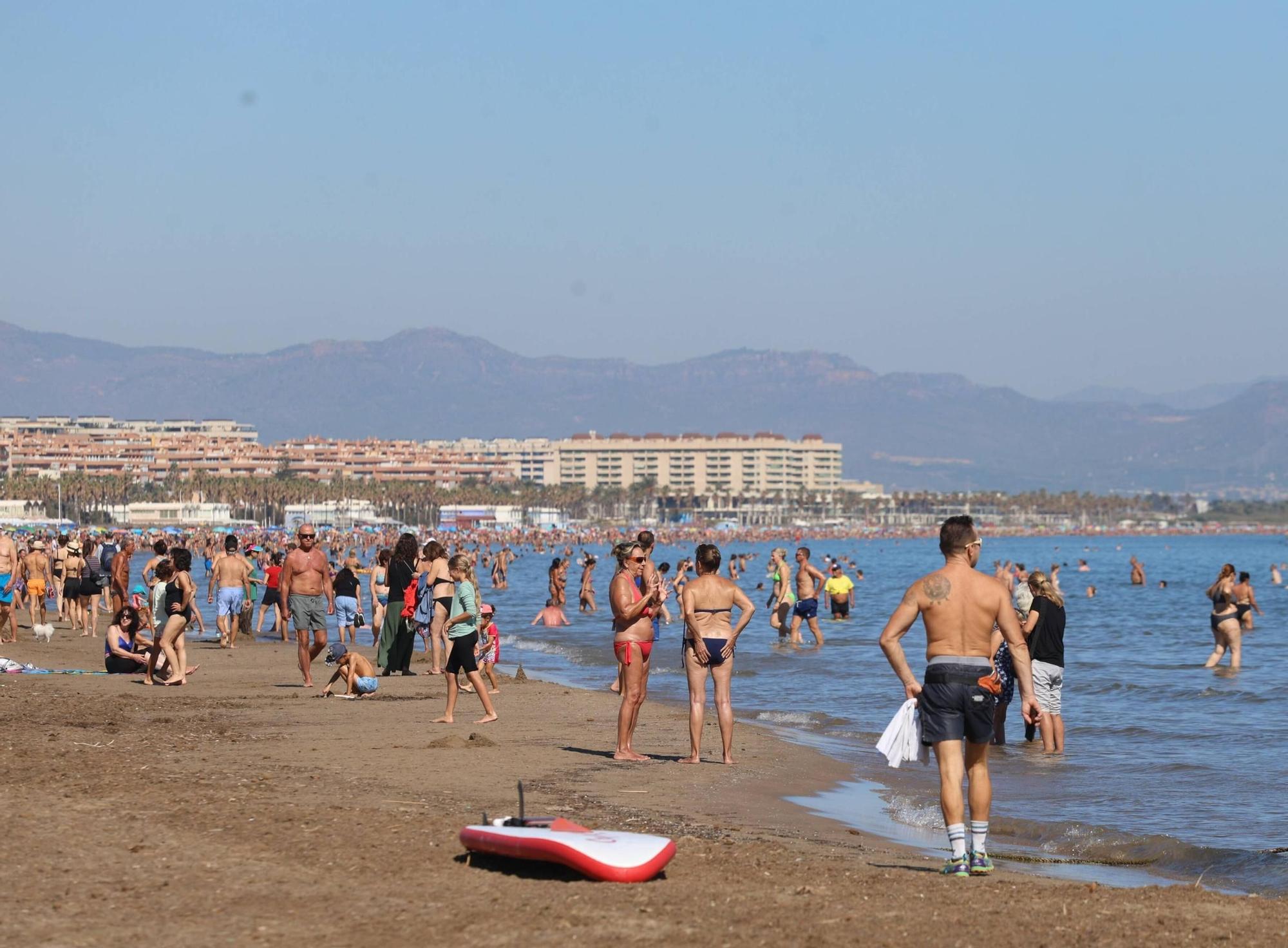 El buen tiempo llena la playa de la Malvarrosa en València