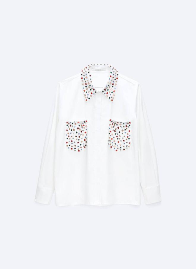 Camisa blanca con bolsillos y detalles joya multicolor de Uterqüe