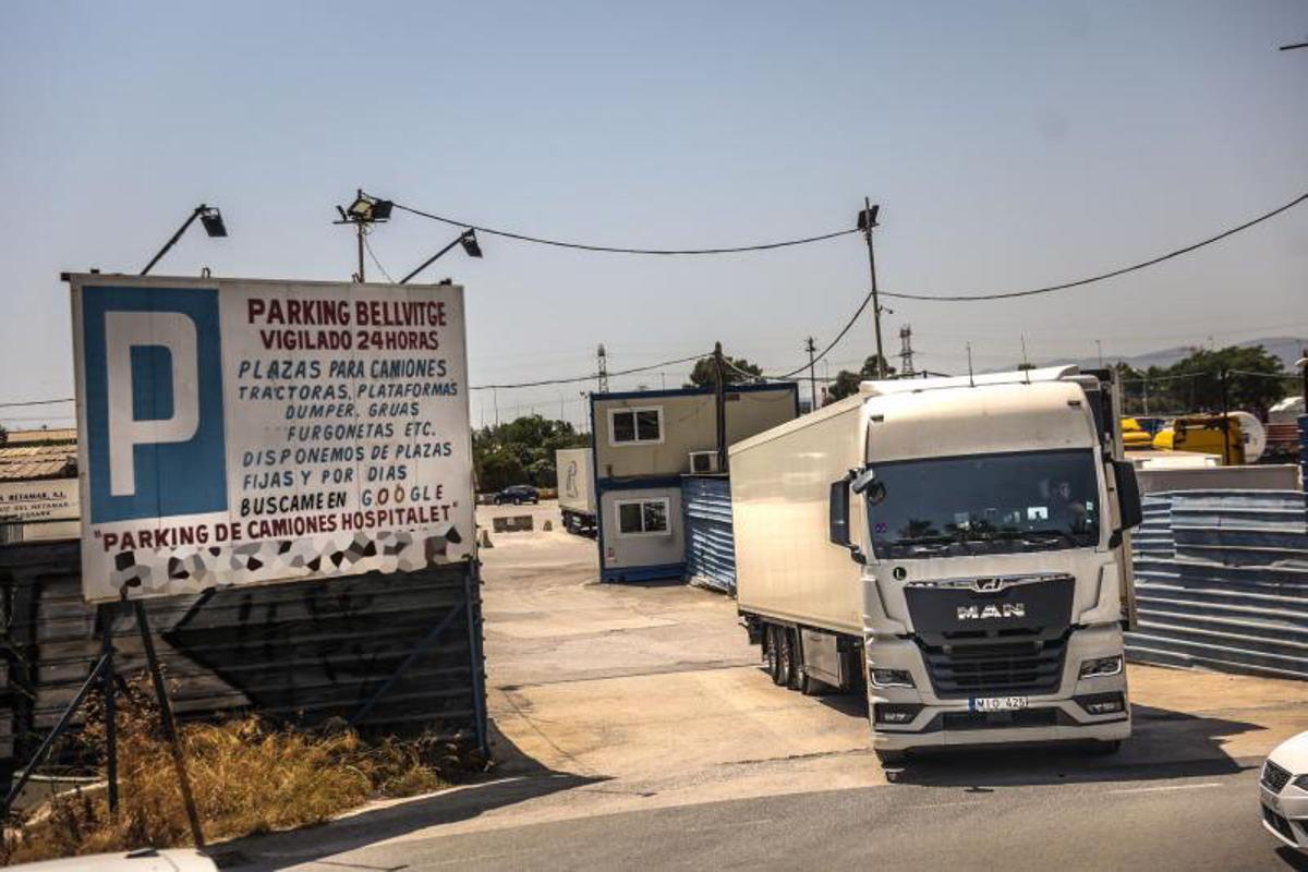 Los camioneros de L'Hospitalet evitan el desalojo con una cesión temporal  'in extremis'