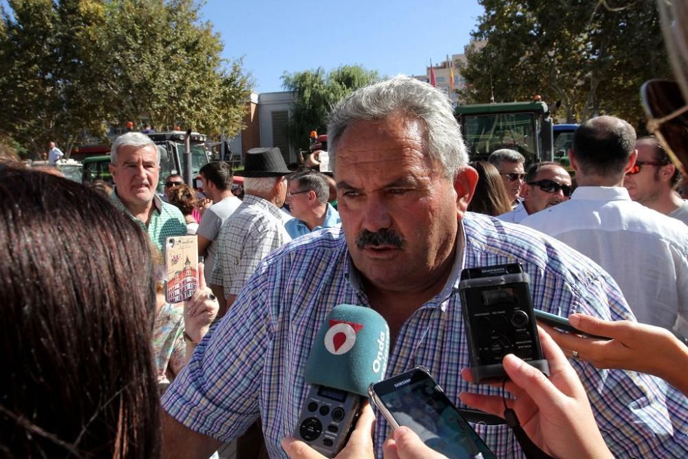 Protesta de agricultores en la Asamblea Regional