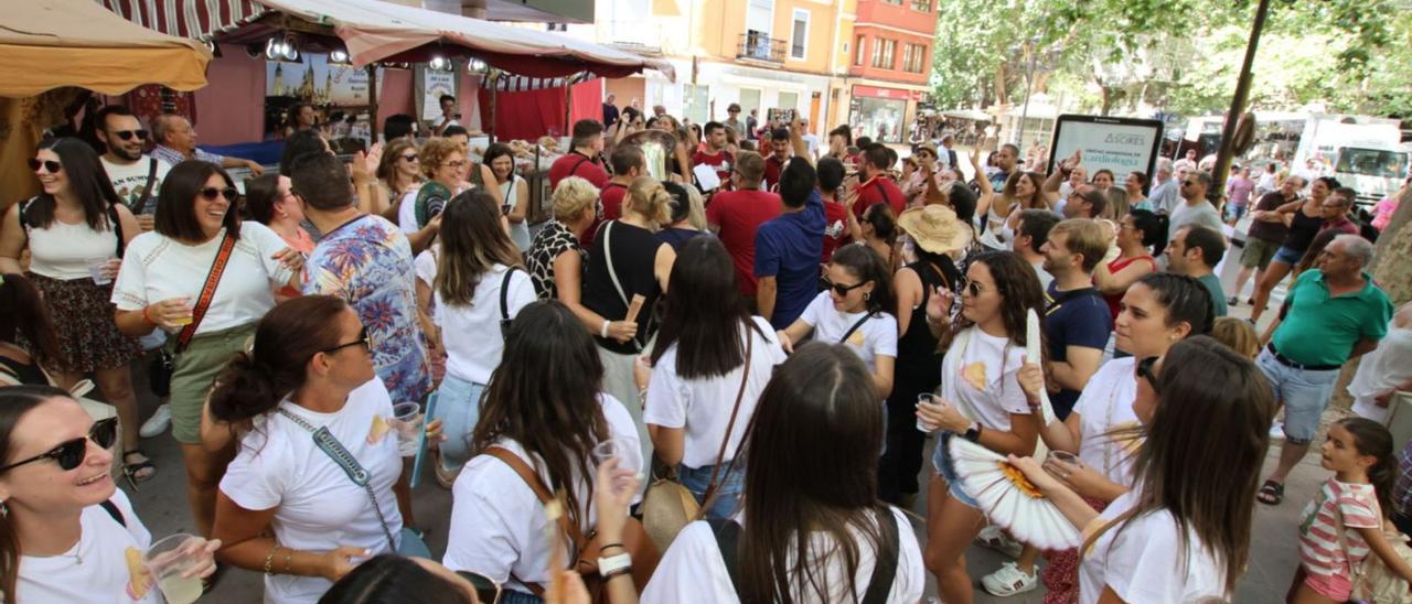 Una charanga ameniza el ambiente en la Albereda de Xàtiva, a mediodía de ayer.  | PERALES IBORRA