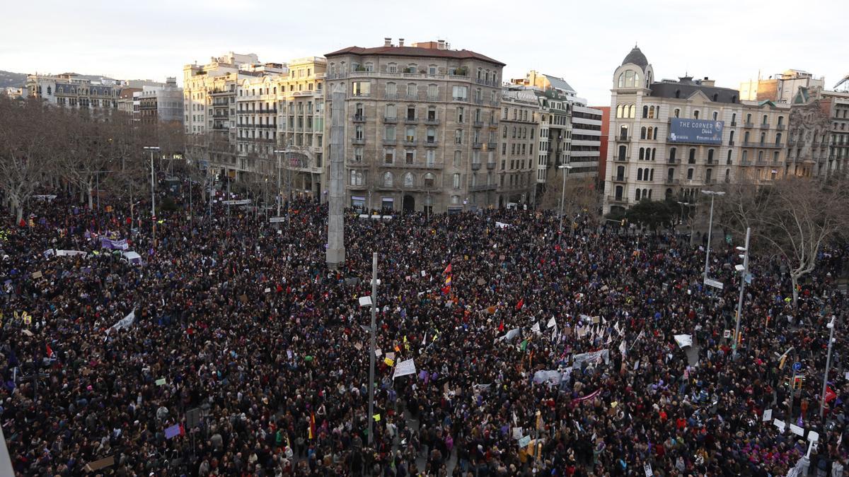 Vista aerea de la manifestación feminista en Barcelona