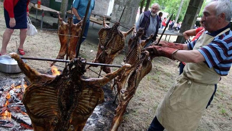 El asador, dando los últimos detalles antes de servir. // Bernabé/Cris M.V.