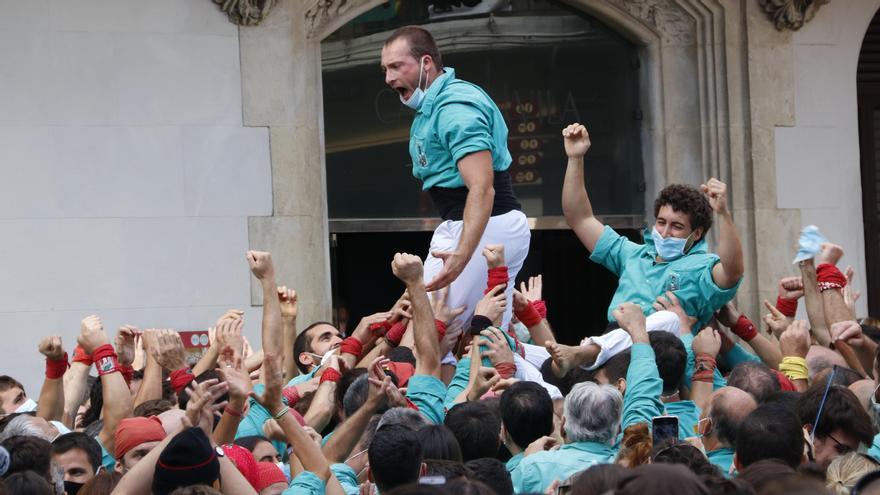 Els Castellers de Vilafranca, eufòrics en plena celebració després de descarregar el pilar de 6, en la diada castellera de Tots Sants