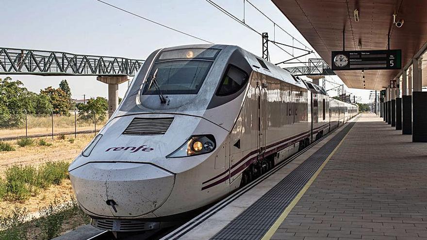 Alvia que recorre la línea de Zamora a Orense en la estación.